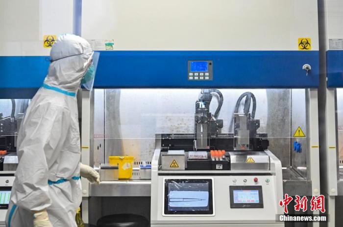 5月31日，广东省广州市，金域医学总部实验室工作人员在检测核酸样本。该医学检验机构作为核酸样本的第三方检测机构，自5月21日起承接广州荔湾区核酸样本检测任务，目前还承担广州海珠区、越秀区、番禺区、南沙区以及佛山、深圳大筛查核酸样本检测。截至5月30日，该医学检验机构已完成此轮疫情核酸检测超118万人份，检测结果已全部出具。 <a target='_blank' href='http://www.chinanews.com/'><p  align=