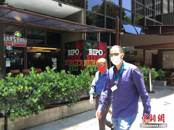 资料图：巴西圣保罗，市民戴着口罩出行。<a target='_blank' href='http://www.chinanews.com/'><p  align=