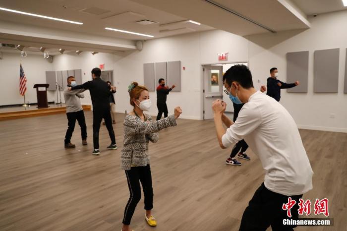 当地时间4月25日,美国纽约法拉盛亚裔社区自发成立的“公共安全巡逻队”队员以及部分民众,在该社区活动中心进行防卫术训练,提高安防能力。<a target='_blank' href='http://www.chinanews.com/'><p align=