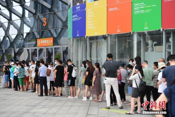 5月31日,中国广东省深圳市南山区,市民排队等候接种疫苗。 <a target='_blank' href='http://www.chinanews.com/'><p align=