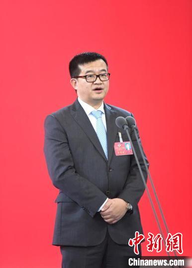 郑攀在浙江省两会“委员通道”上介绍“委员会客厅”。　张茵 摄