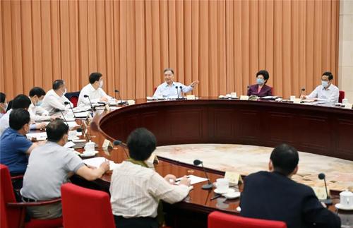 中共中央政治局常委、全国政协主席汪洋4日在京主持召开会议，听取全国政协专家协商会工作进展情况的汇报。人民政协报·人民政协网记者贾宁 摄