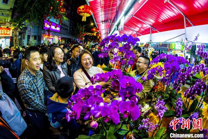 市民行花街(资料图)。广州市文化广电旅游局供图
