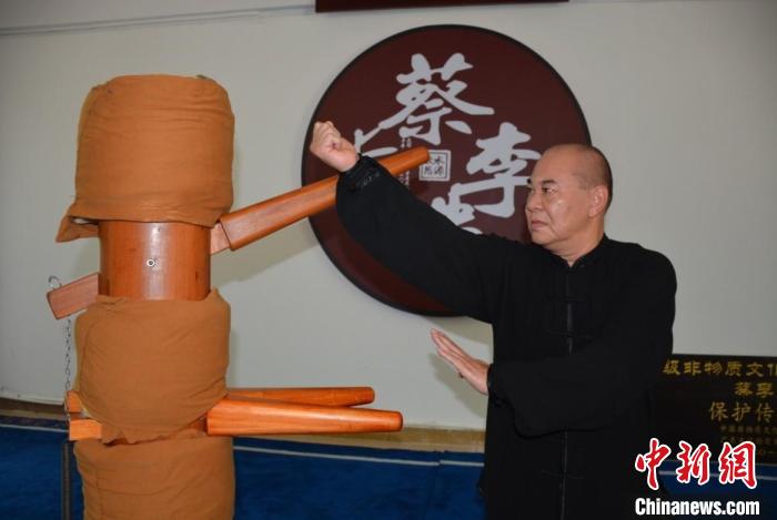 北胜蔡李佛拳传承人房胜棠使用秤桩练习右标撞动作(资料图)。广州市文化广电旅游局供图