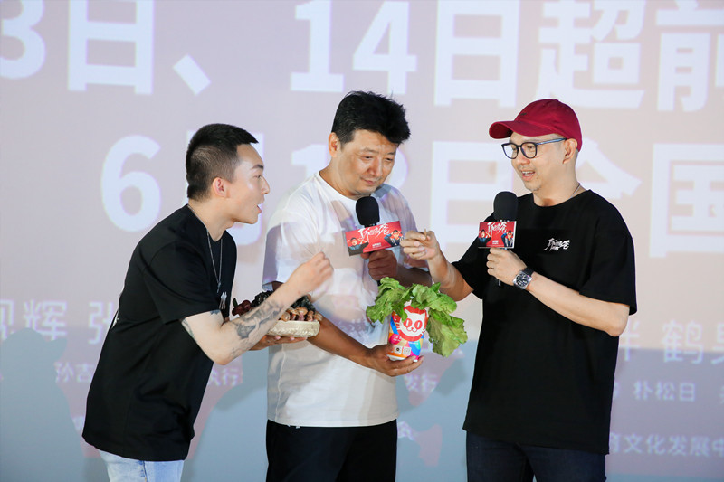 《了不起的老爸》昆明火爆路演 “老爸”王砚辉回家喜获家乡美食好礼