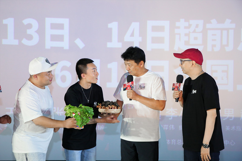 《了不起的老爸》昆明火爆路演 “老爸”王砚辉回家喜获家乡美食好礼