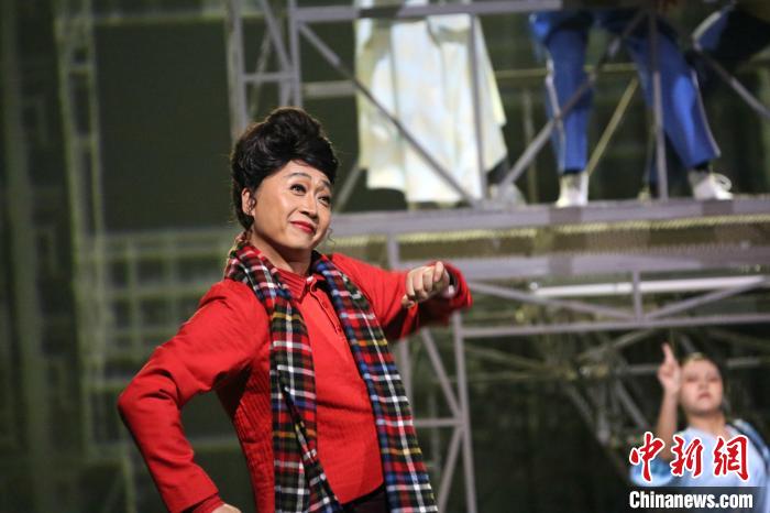 图为舞剧《挑山》中的社区红人傅大妈，由傅小青饰演。　沙见龙摄