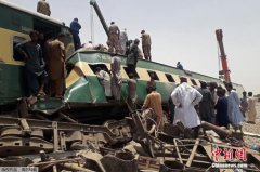 巴基斯坦列车相撞致63死逾百伤 事故原因尚在调查