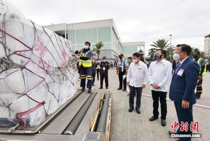 资料图：当地时间3月24日，中国援助菲律宾的第二批40万剂新冠疫苗顺利运抵马尼拉国际机场。中国驻菲大使黄溪连(右一)同菲参议员克里斯托弗·吴(右二)、卫生部长杜克(右三)、国家抗疫工作组副总协调人迪松等赴机场迎接并出席疫苗移交仪式。 <a target='_blank' href='http://www.chinanews.com/'><p  align=