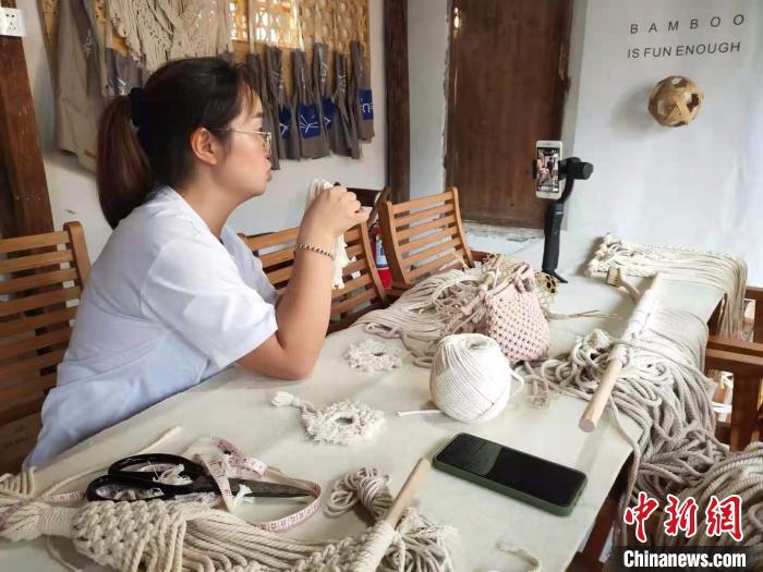 浙江农村一主播正进行电商直播。　王逸飞 摄