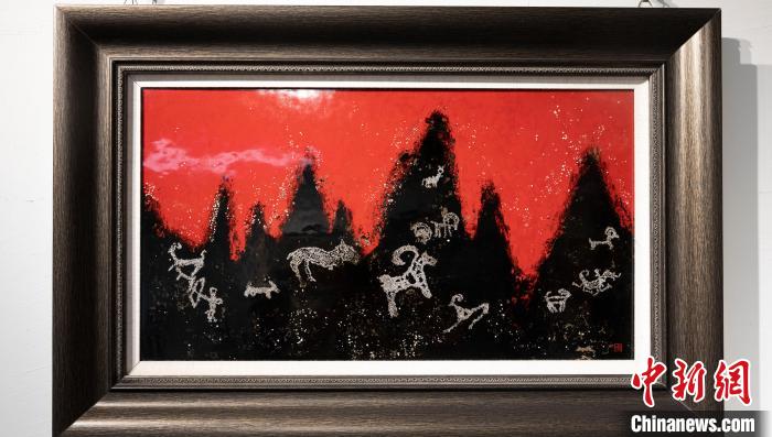 吕希勤创作的漆画。　杨迪摄