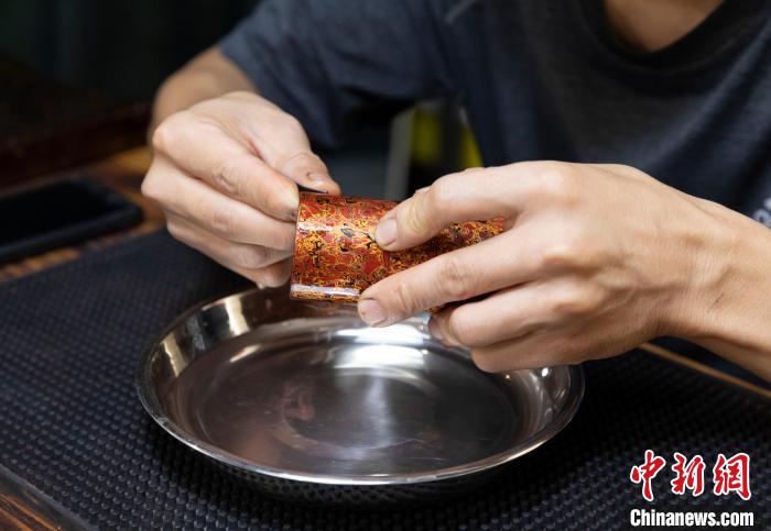 吕希勤正在制作漆器。　杨迪摄