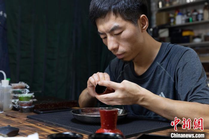 吕希勤正在制作漆器。　杨迪摄