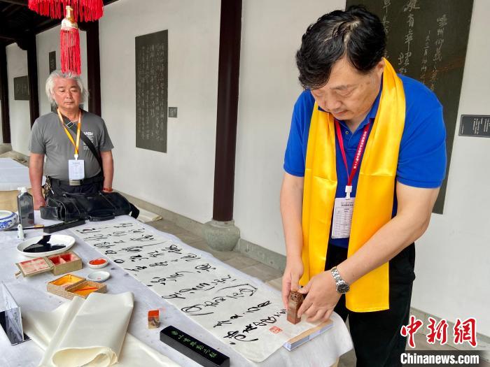 书法爱好者在朝圣活动上泼墨项菁摄