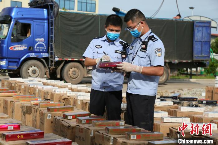南宁海关水陆空联动 查扣涉嫌走私香烟8407条