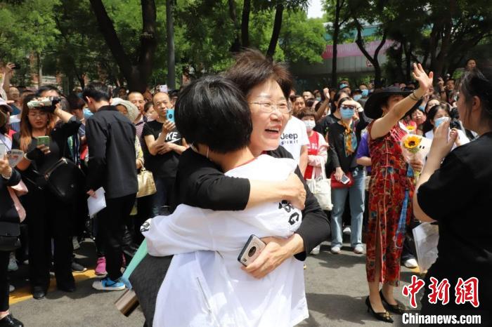 图为考试结束后家长拥抱考生。 张林虎 摄