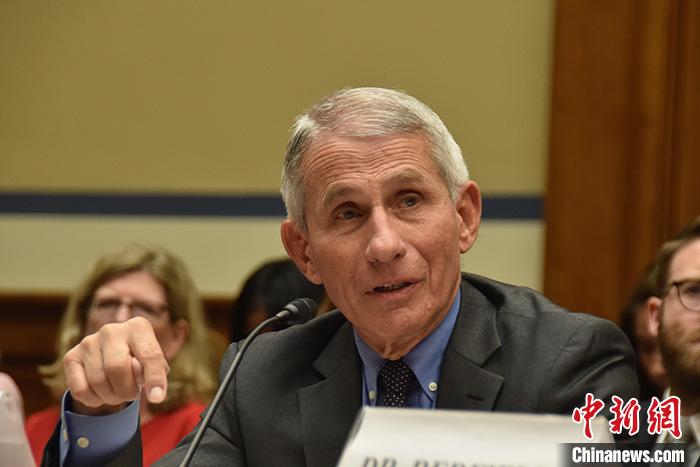 美国国家过敏症和传染病研究所所长福奇，美国国家过敏症和传染病研究所所长福奇出席国会众议院能源和商务委员会听证会时表示，近期美国多地出现的新冠肺炎疫情反弹“令人不安”，未来几周的防控将“至关重要”。图为福奇此前出席国会听证会资料图片。 <a target='_blank' href='http://www.chinanews.com/'><p  align=