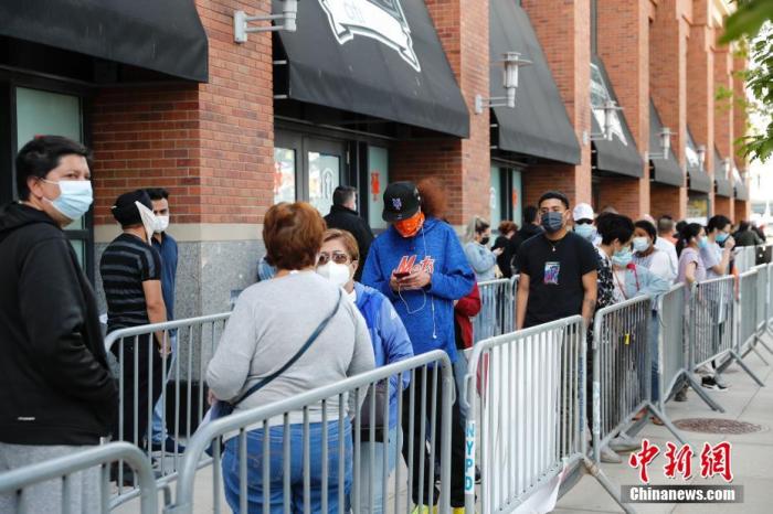 当地时间5月12日，美国纽约大都会棒球队主场花旗球场新冠疫苗接种点，民众排队接种疫苗。日前，纽约州州长安德鲁·科莫表示，将为在花旗球场和扬基体育场新冠接种点接种疫苗的居民奖励一张免费球赛门票。 <a target='_blank' href='http://www.chinanews.com/'><p  align=