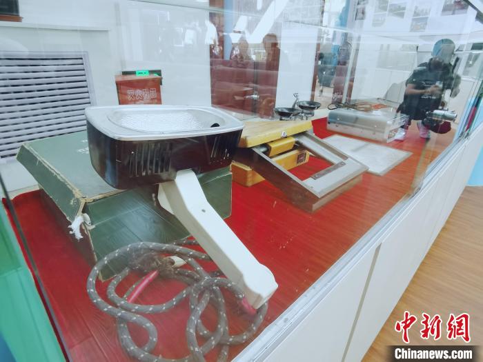 图为中核221“两弹一星”精神纪念馆里的陈展物品。　张添福 摄