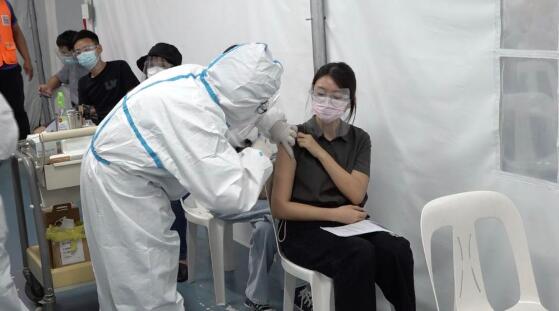 全球连线 丨 “疫苗，肯定要选祖国的”