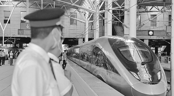 我国新型“复兴号”智能动车组上线