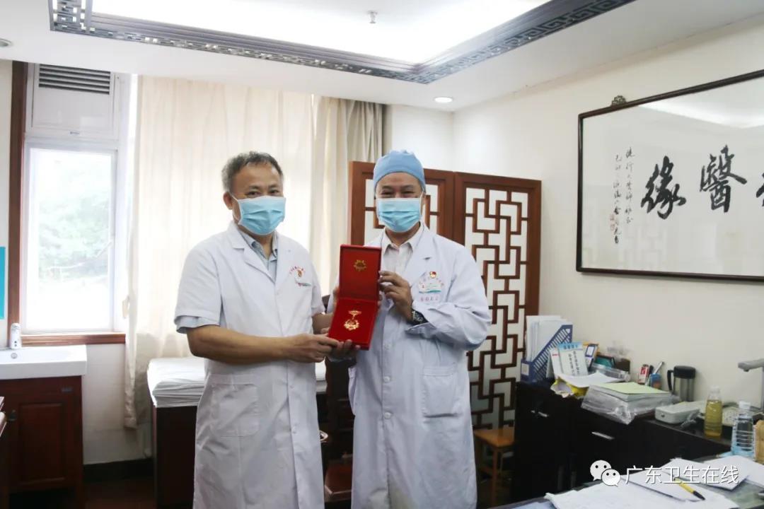 55年党龄全国名中医邱健行，备了2份礼物庆祝建党百年