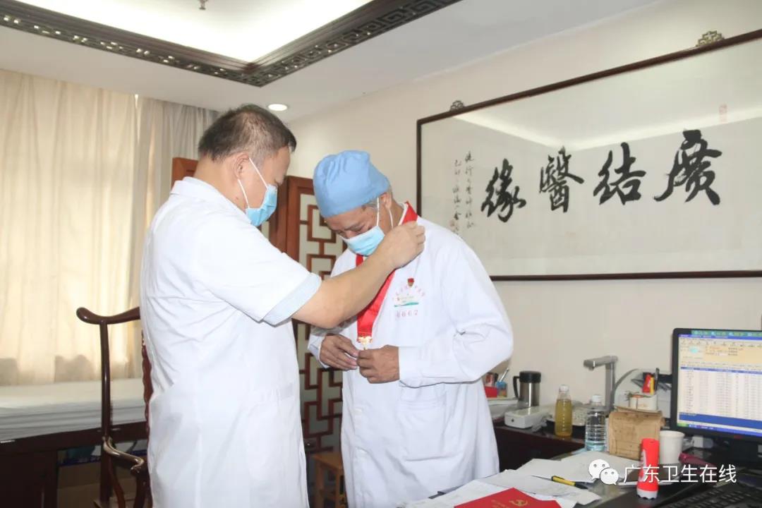 55年党龄全国名中医邱健行，备了2份礼物庆祝建党百年