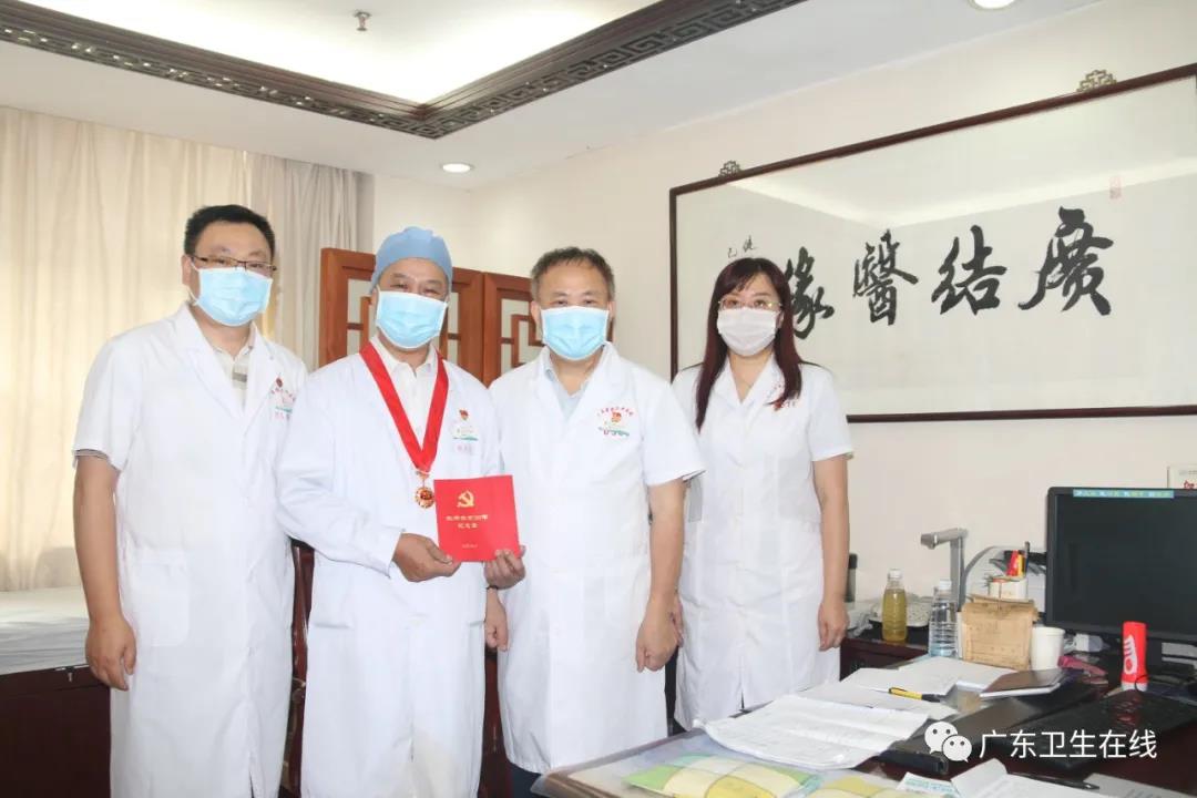 55年党龄全国名中医邱健行，备了2份礼物庆祝建党百年