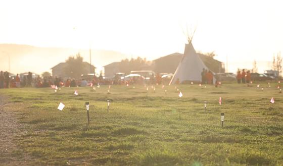 加拿大原住民为玛丽瓦尔寄宿学校的751个无标记墓穴举行悼念仪式