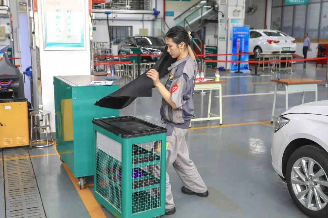 汽修班“宝藏女孩”突然刷屏!技能拉满,网友:太飒了