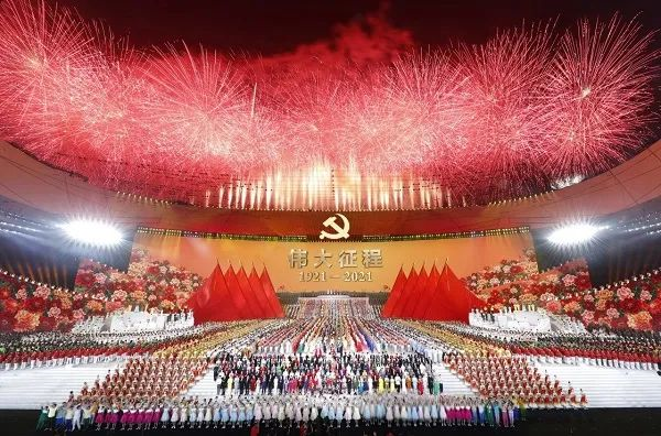 180米巨幕如何营造沉浸式剧场?总导演讲述庆典背后的挑战
