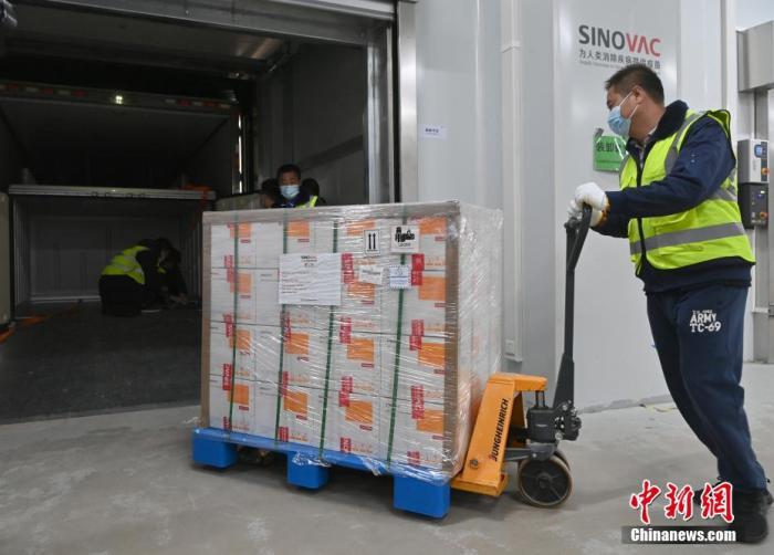 图为北京时间6月1日,位于北京市大兴区的北京科兴中维生物技术有限公司内,工人在仓库内进行装载作业,一批新冠灭活疫苗将被送往目的地。 <a target='_blank' href='http://www.chinanews.com/'><p align=