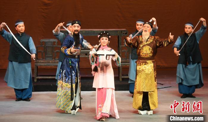 经典闽剧《林则徐与王鼎》在福州闽剧院剧场上演。　记者刘可耕摄