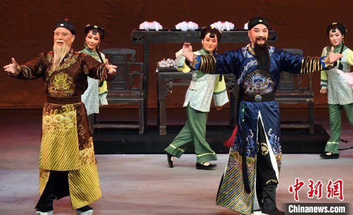 该剧分别由优秀青年演员杨帅(前右)饰演林则徐，中国戏剧梅花奖获得者吴则文(前左)饰演王鼎。　记者刘可耕摄