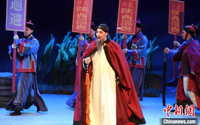 福州闽剧艺术传承发展中心优秀青年演员杨帅(图中)在剧中饰演林则徐。　记者刘可耕摄