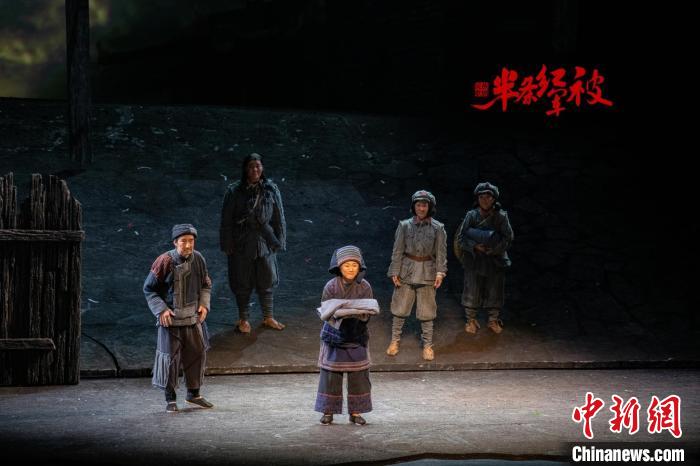 《半条红军被》主演、群演近150人。　广州市文化广电旅游局供图