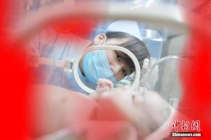 资料图：护士在精心照料新生婴儿。黄春涛 摄