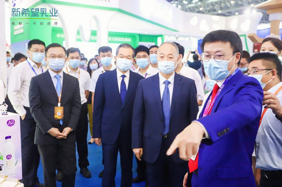 新科技助力、“鲜立方”护航，新希望乳业闪耀中国奶业大会&D20峰会