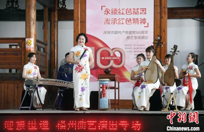 伬艺表演《一粒橄榄扔过溪》。　记者刘可耕摄