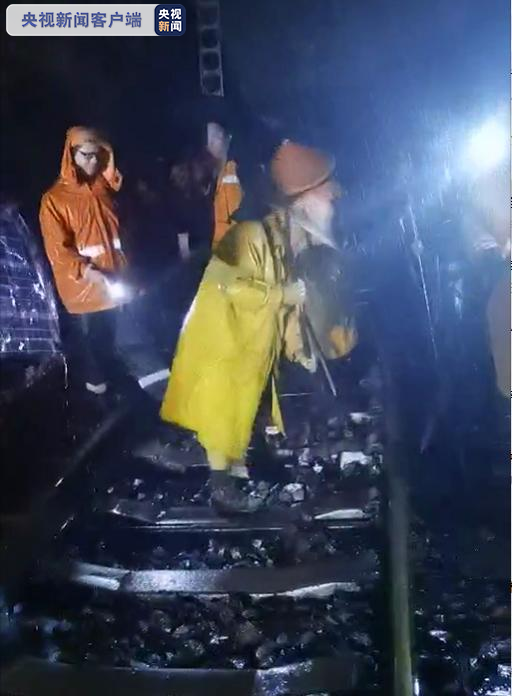 郑州铁路：连夜抢修线路 停运列车30日内可免费退票