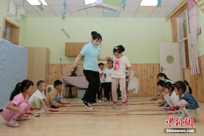何时能合法生三孩？托幼问题咋解决？最新政策来了！