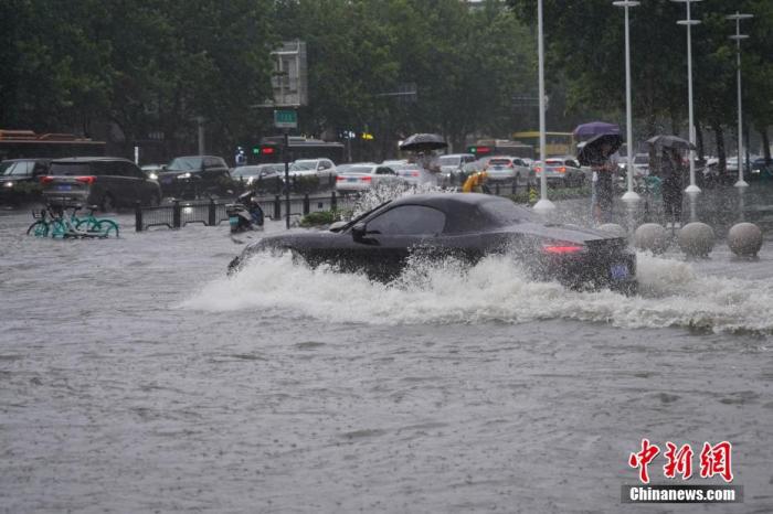 7月20日，河南郑州，车辆经过积水路段。近日，郑州连遭暴雨袭击，持续强降雨导致部分街道积水严重。 <a target='_blank' href='http://www.chinanews.com/'><p  align=