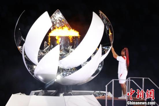 7月23日,第32届夏季奥林匹克运动会开幕式在日本东京新国立竞技场举行。图为日本网球运动员大坂直美点燃主火炬。 <a target='_blank' href='http://www.chinanews.com/'><p align=