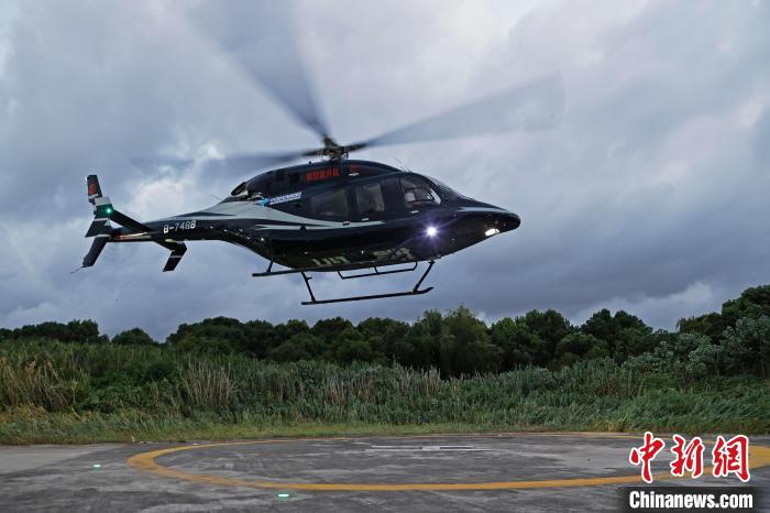 夜晚再次紧急起飞 上海新空直升机前往洪涝灾害区域进行紧急空中救援