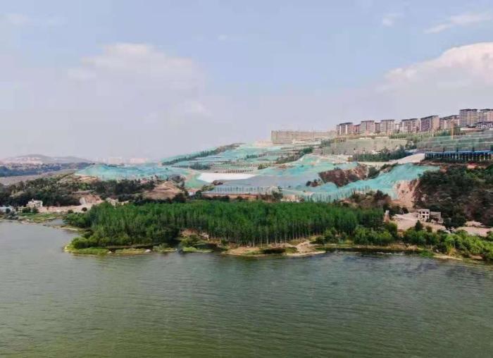 云南长腰山紧临滇池区域(滇池二级保护区)正在大开大挖，严重破坏原有自然生态。 来源：生态环境部微信公众号