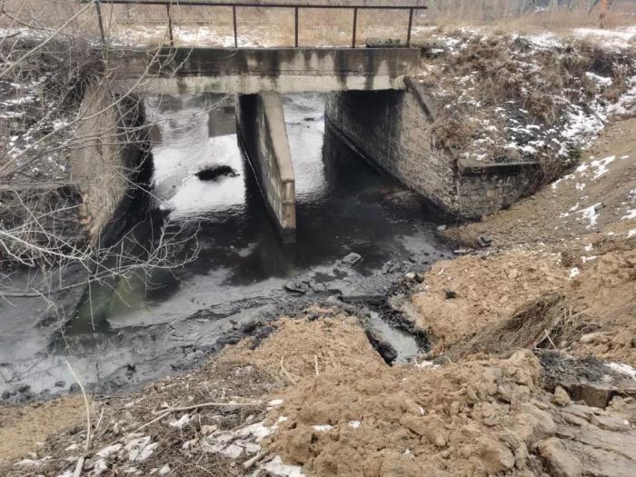 河南天瑞焦化厂区外排污渠积存含油黑泥 来源：生态环境部微信公众号