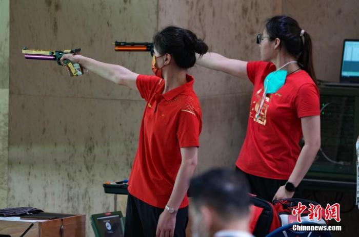 7月21日,日本东京奥运会射击馆,中国射击队运动员在进行赛前训练。 <a target='_blank' href='http://www.chinanews.com/'><p align=