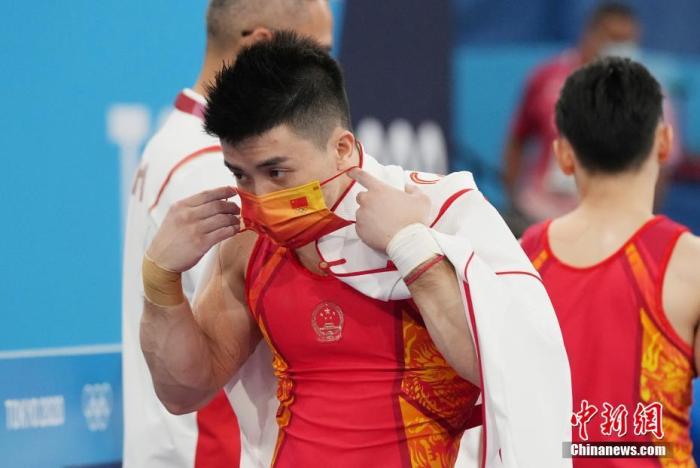 当地时间7月21日,各国运动员在位于东京的有明体操体育馆进行适应场地训练。图为中国选手结束训练后戴上口罩。 <a target='_blank' href='http://www.chinanews.com/'><p align=