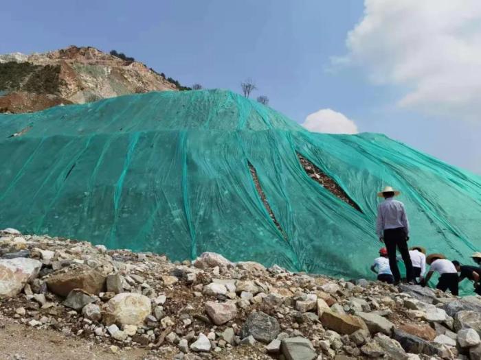 2021年4月，中央第七生态环境保护督察组在广西贺州市现场检查大理石矿山生态破坏及修复情况。 来源：生态环境部微信公众号