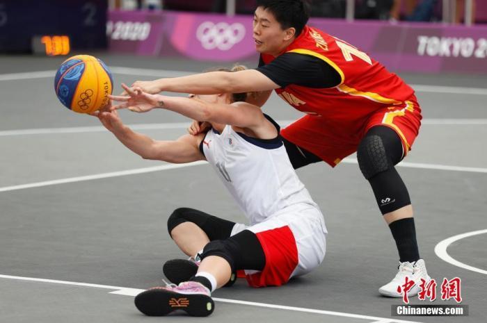 当地时间7月24日，中国选手张芷婷(右)在比赛中拼抢。当日，东京奥运会女子三人篮球比赛在东京青海城市运动公园举行。在一场小组循环赛中，中国队9：19不敌俄罗斯奥运队。 <a target='_blank' href='http://www.chinanews.com/'><p  align=